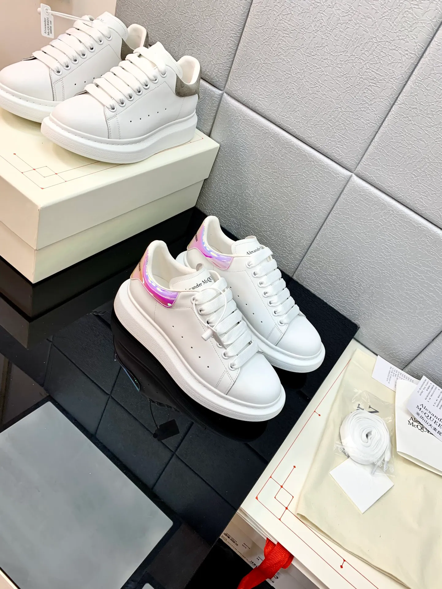 👟👟Ex-factory price 480👟👟 2022 latest upgraded version The latest McQueen white shoes original 1⃣: 1⃣ perfect replica ☑Deliver the latest counter full set of packaging 🎁Full series of color styles are constantly updated🥳🥳 🔺Fabric: Customized original matte silk cowhide 🔺Inner: imported water-dyed sheepskin lining/original customized soft cowhide cushion 🔺Feet: super clear high temperature air pressure logo➕soft latex pad 🔺Outsole: rubber T👟👟Ex-factory price U vacuum bottom/I👟👟Ex-factory price foam original bottom, thick bottom about 4cm 🔺Size: Female M34-40 Male M39-45